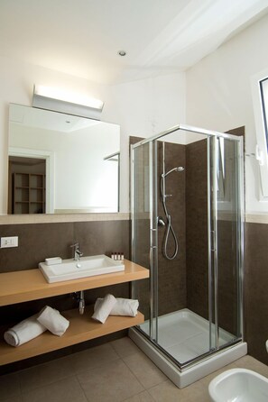 Ducha, secador de pelo, bidet, toallas