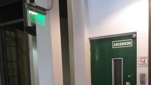 A green door labeled "ASCENSOR" with a sign above it reading "SALIDA". - Santino Recoleta (Buenos Aires)