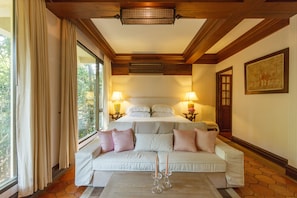 5 bedrooms, Egyptian cotton sheets, premium bedding, pillowtop beds