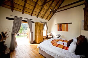 Kudu Lodge - Queen Room | Premium bedding, pillowtop beds, individually decorated - Addo Bush Palace Private Reserve (Addo)