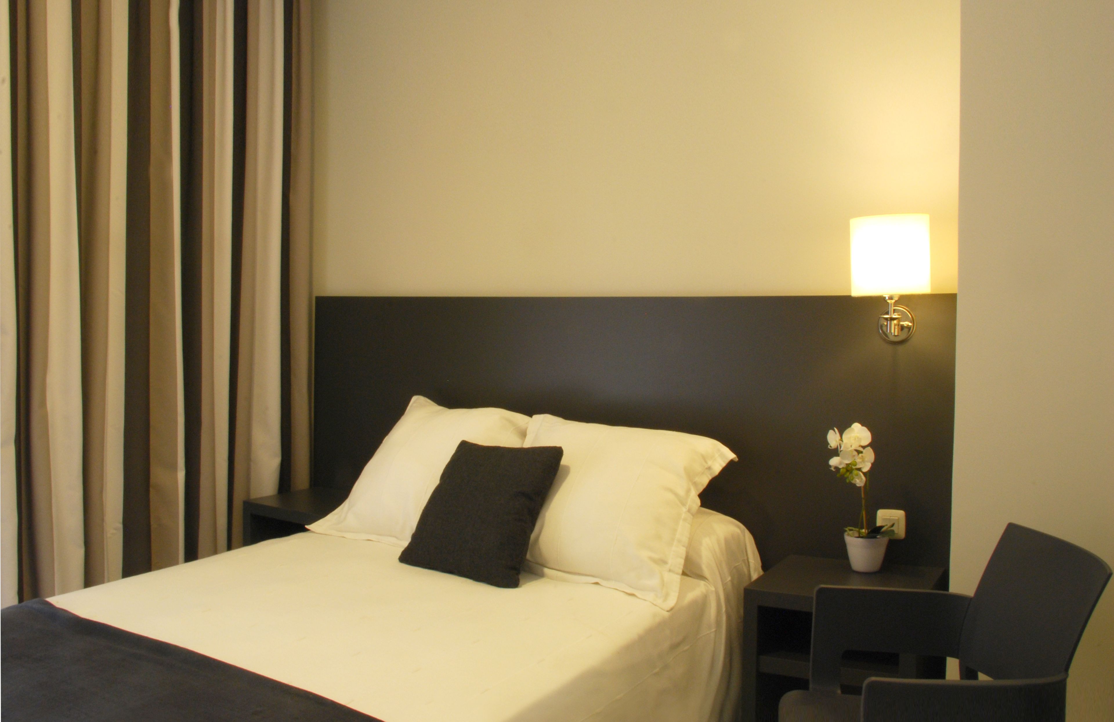 single room | minibar, in-room safe, desk, free wifi