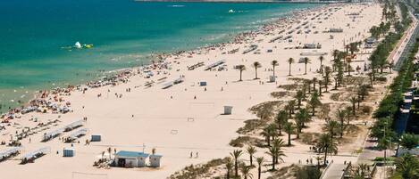 Playa en los alrededores y playa de arena blanca 