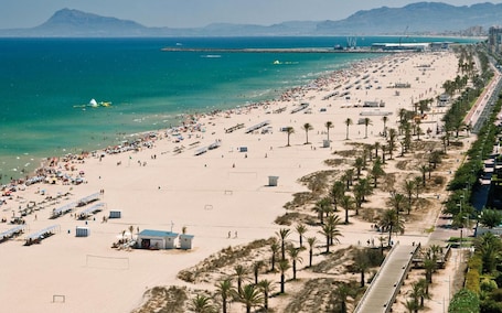 Beach nearby, white sand. Hotel Los Robles