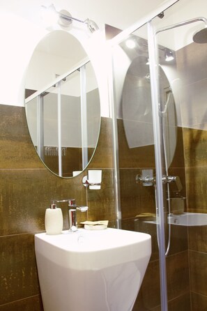Hair dryer, soap, shampoo, toilet paper - Hotel Ciao (Rome)