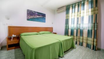 Habitación doble | Cortinas opacas, wifi gratis, ropa de cama