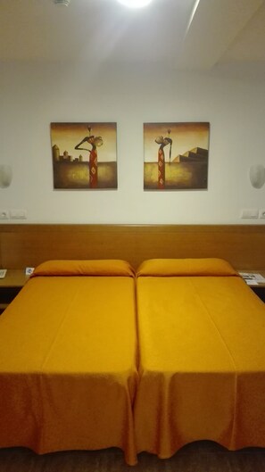 Double Room | Blackout drapes, free WiFi, bed sheets - Hotel Mavi (Gandia)