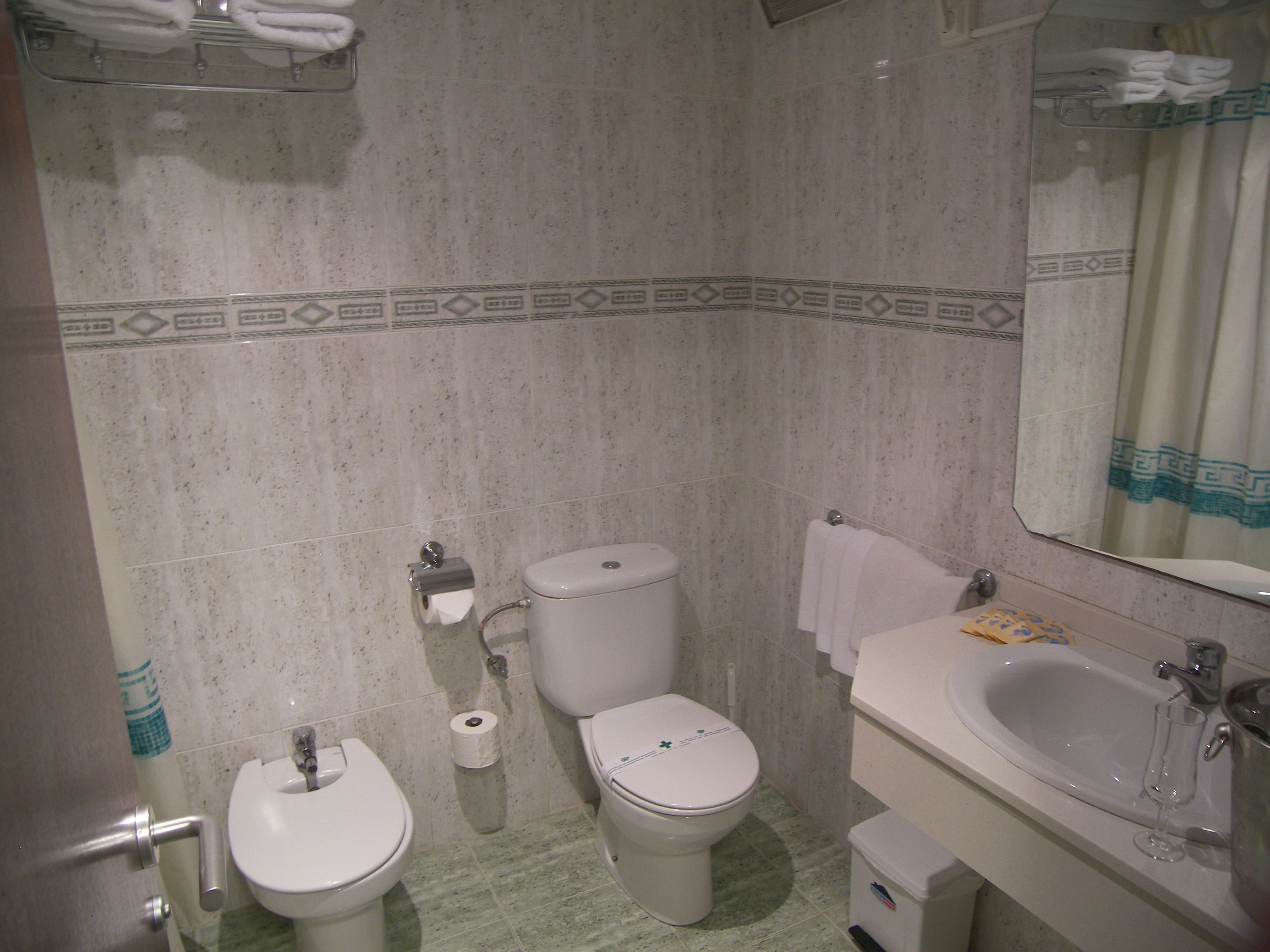 double room | bathroom | towels, soap, toilet paper