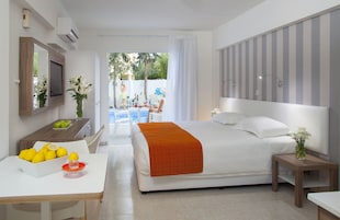 Standard Studio | In-room safe, desk, soundproofing, rollaway beds