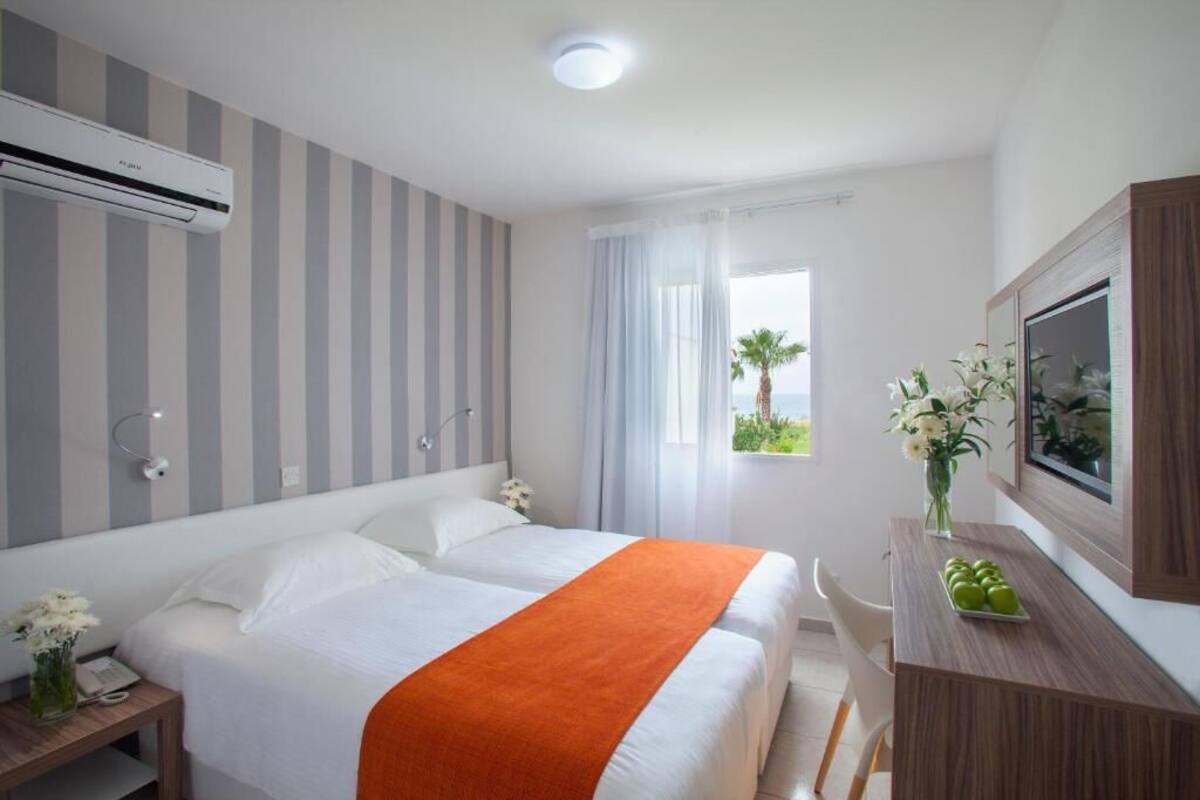 In-room safe, desk, soundproofing, rollaway beds (surcharge)