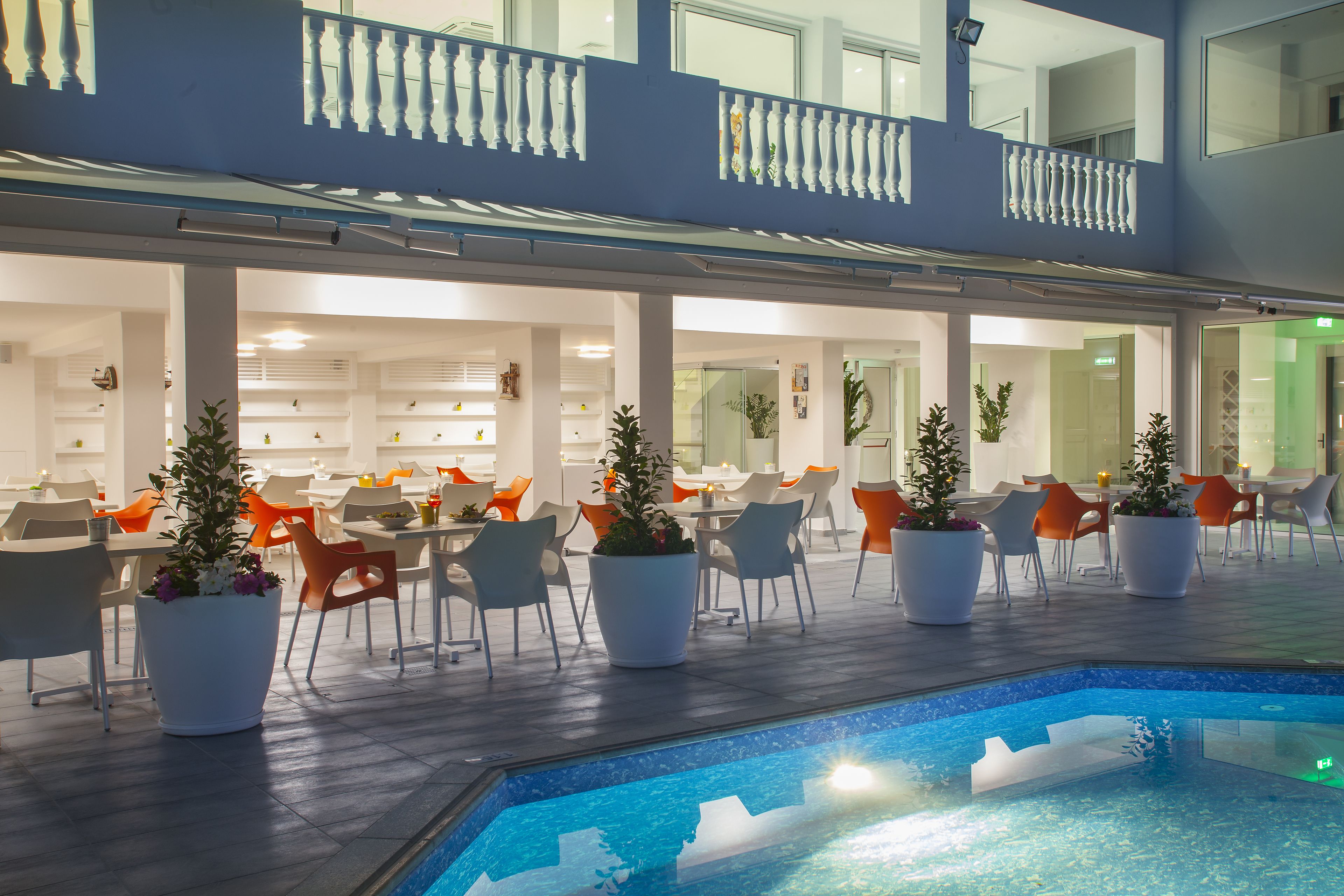 2 outdoor pools, pool loungers