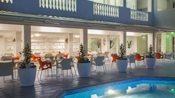 2 outdoor pools, pool loungers