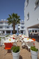 Bar junto a la piscina