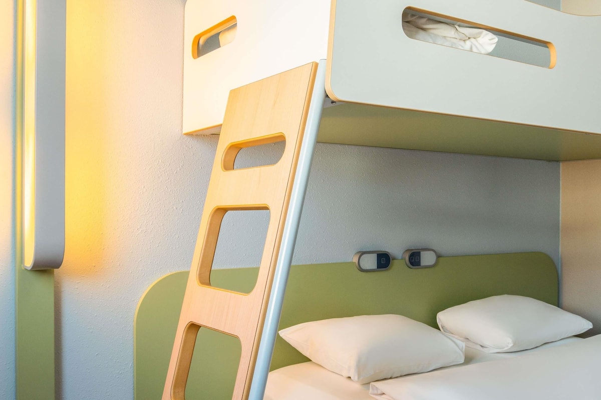 Standardzimmer, Mehrere Betten | Pillowtop-Betten, Schreibtisch, laptopgeeigneter Arbeitsplatz