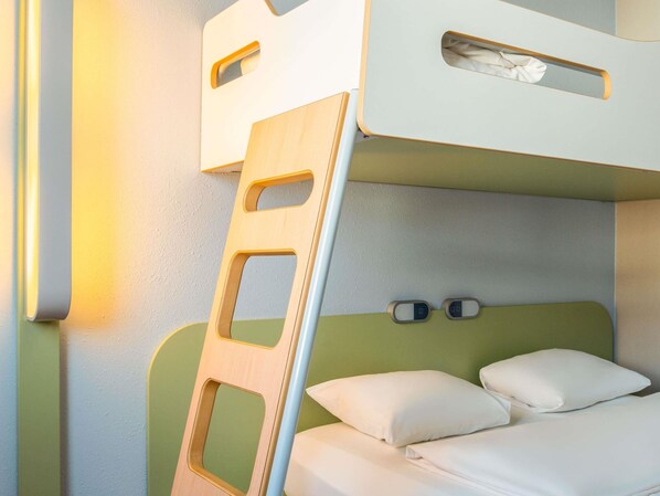 Pillowtop beds, desk, laptop workspace, soundproofing - ibis budget München Ost Messe (Aschheim)