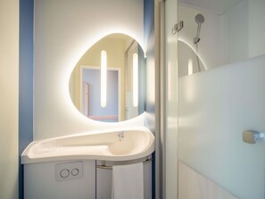 Pillowtop beds, desk, laptop workspace, soundproofing - ibis budget München Ost Messe (Aschheim)