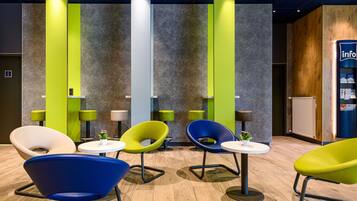 TĂ€gliches kontinentales FrĂŒhstĂŒck (13.50 EUR pro Person)