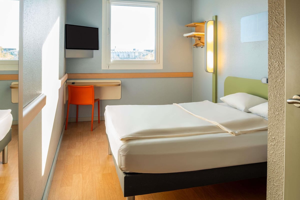 Kamar Double Standar untuk 1 Orang, 1 Tempat Tidur Double | Bantalan ekstra lembut, meja kerja, dan ruang kerja ramah laptop