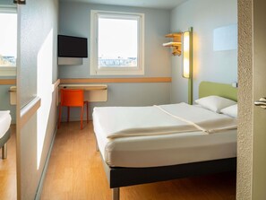 Standard Double Room Single Use, 1 Double Bed | Pillowtop beds, desk, laptop workspace, soundproofing - ibis budget München Ost Messe (Aschheim)