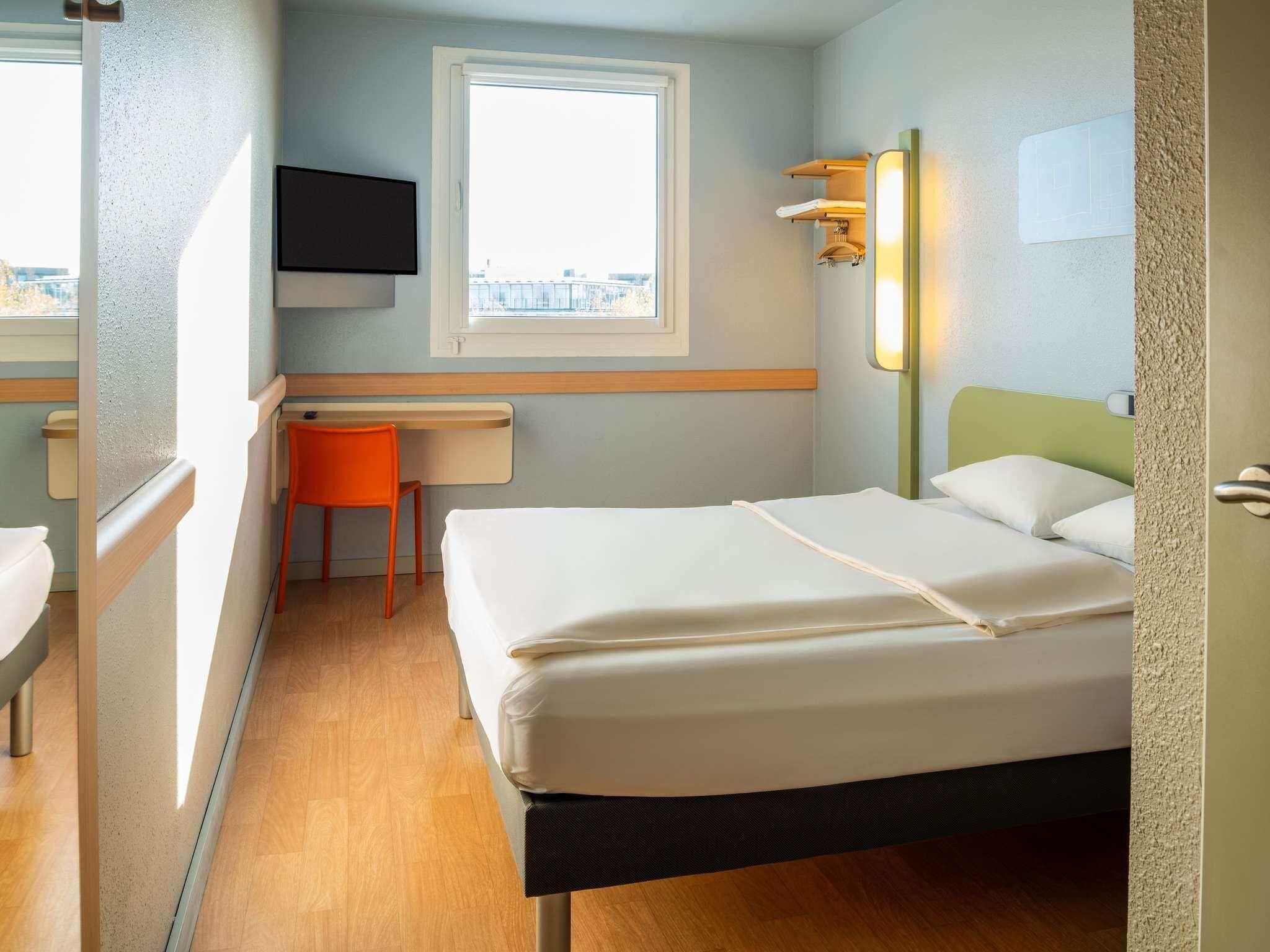 Standard Double Room Single Use, 1 Double Bed | Pillow-top beds, desk, laptop workspace, soundproofing
