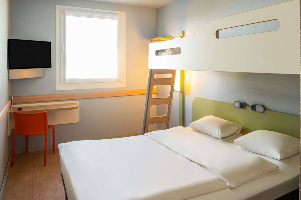 Kamar Standar, Beberapa Tempat Tidur | Bantalan ekstra lembut, meja kerja, dan ruang kerja ramah laptop