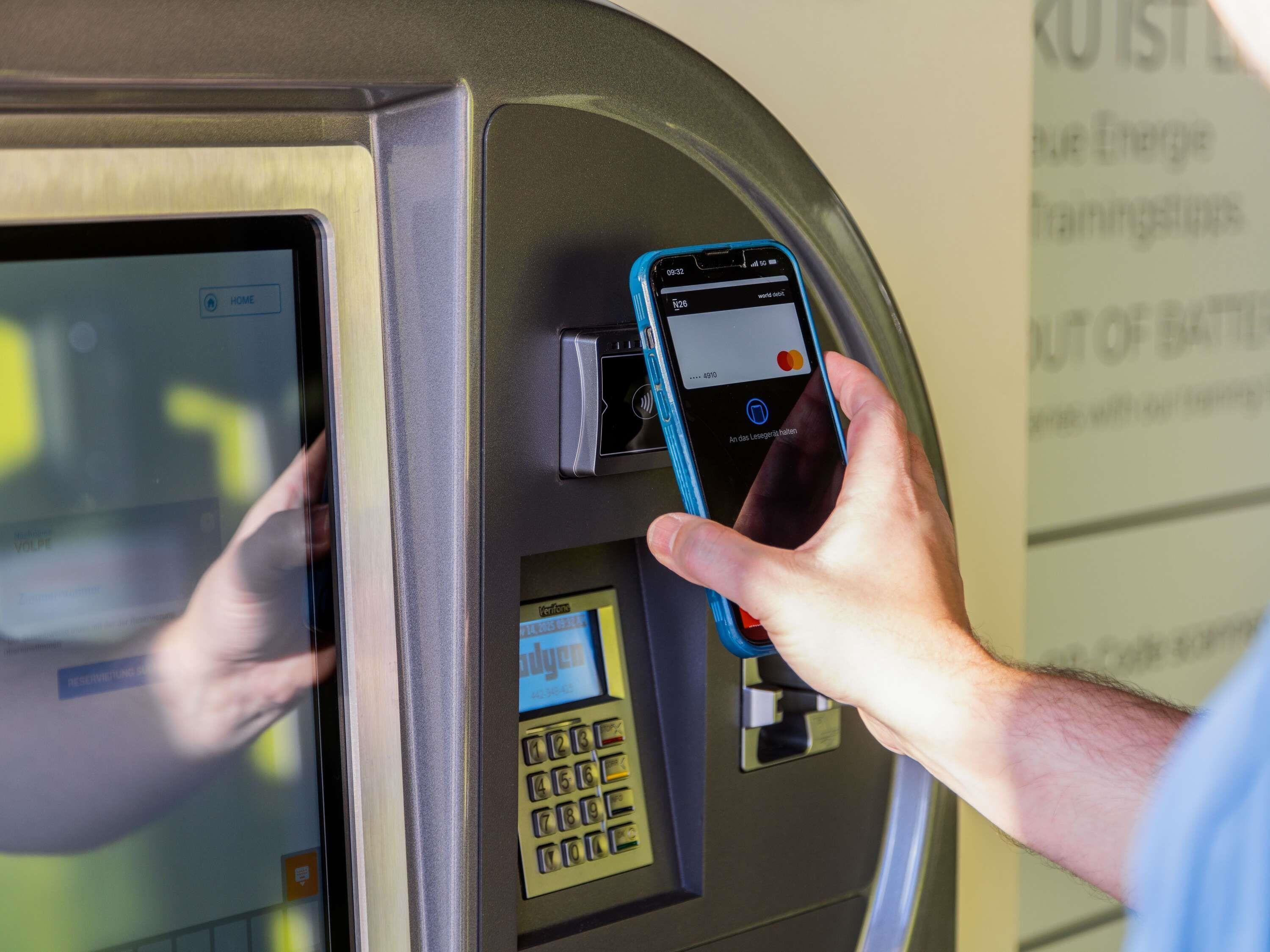Une personne utilisant un lecteur de carte avec un téléphone portable.