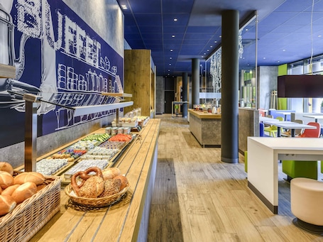 Petit déjeuner continental servi tous les jours en supplément. ibis budget München Ost Messe