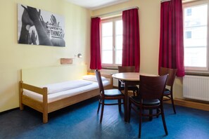 Safe på rommet, strykejern/-brett, wi-fi (inkludert) og sengetøy