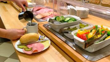 Tägliches kontinentales Frühstück (7.90 EUR pro Person)