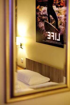 Twin Room, Private Bathroom | In-room safe, iron/ironing board, free WiFi, bed sheets - Euro Youth Hotel (Munich)