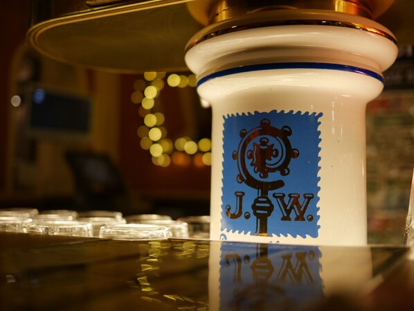 Close-up de uma caneca de cerâmica branca com um design azul e as letras