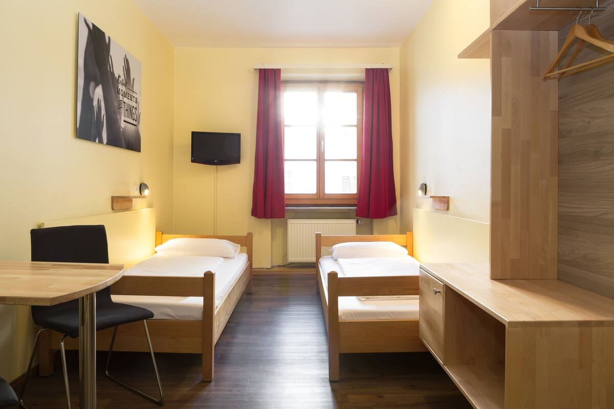 Chambre avec lits jumeaux, salle de bains commune | Coffres-forts dans les chambres, fer et planche à repasser
