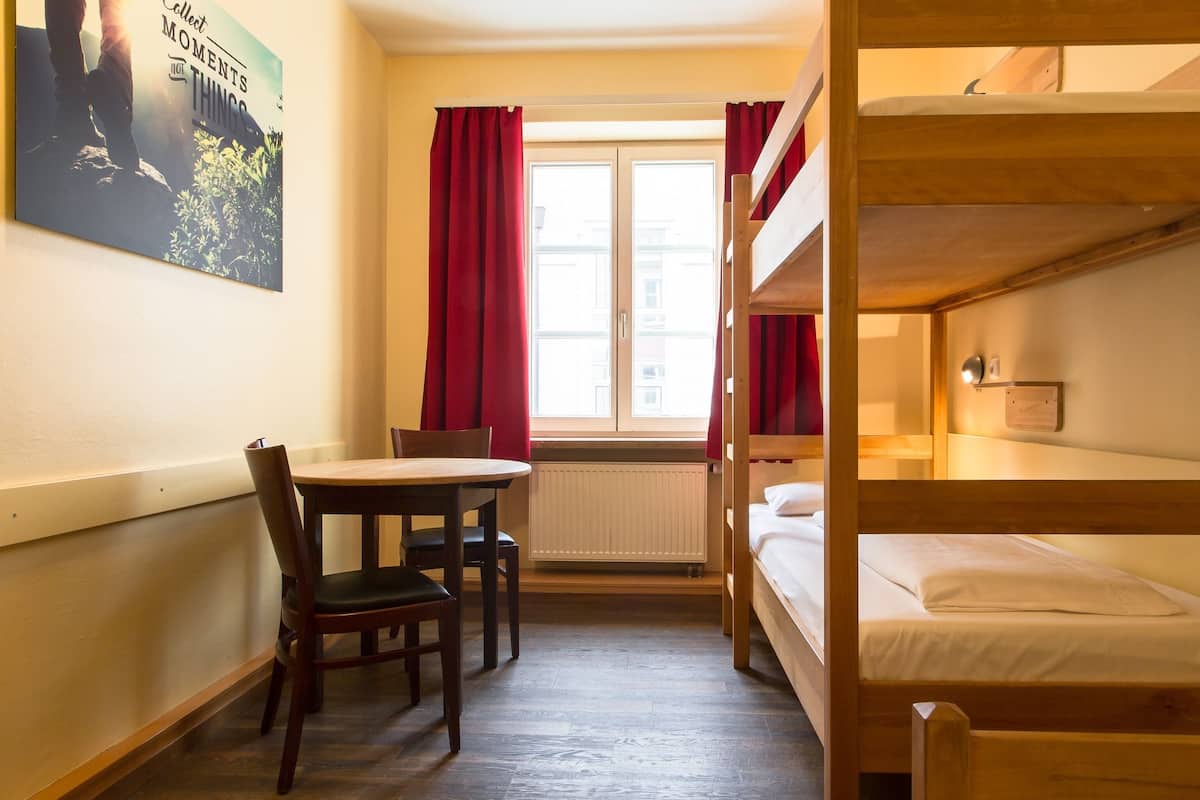 Chambre Triple, salle de bains commune | Coffres-forts dans les chambres, fer et planche à repasser