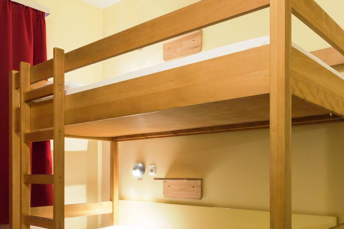 Coffres-forts dans les chambres, fer et planche à repasser