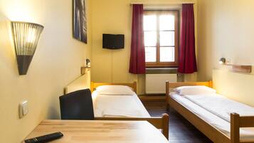 Zweibettzimmer, Gemeinschaftsbad | Zimmersafe, Bügeleisen/Bügelbrett, kostenloses WLAN, Bettwäsche