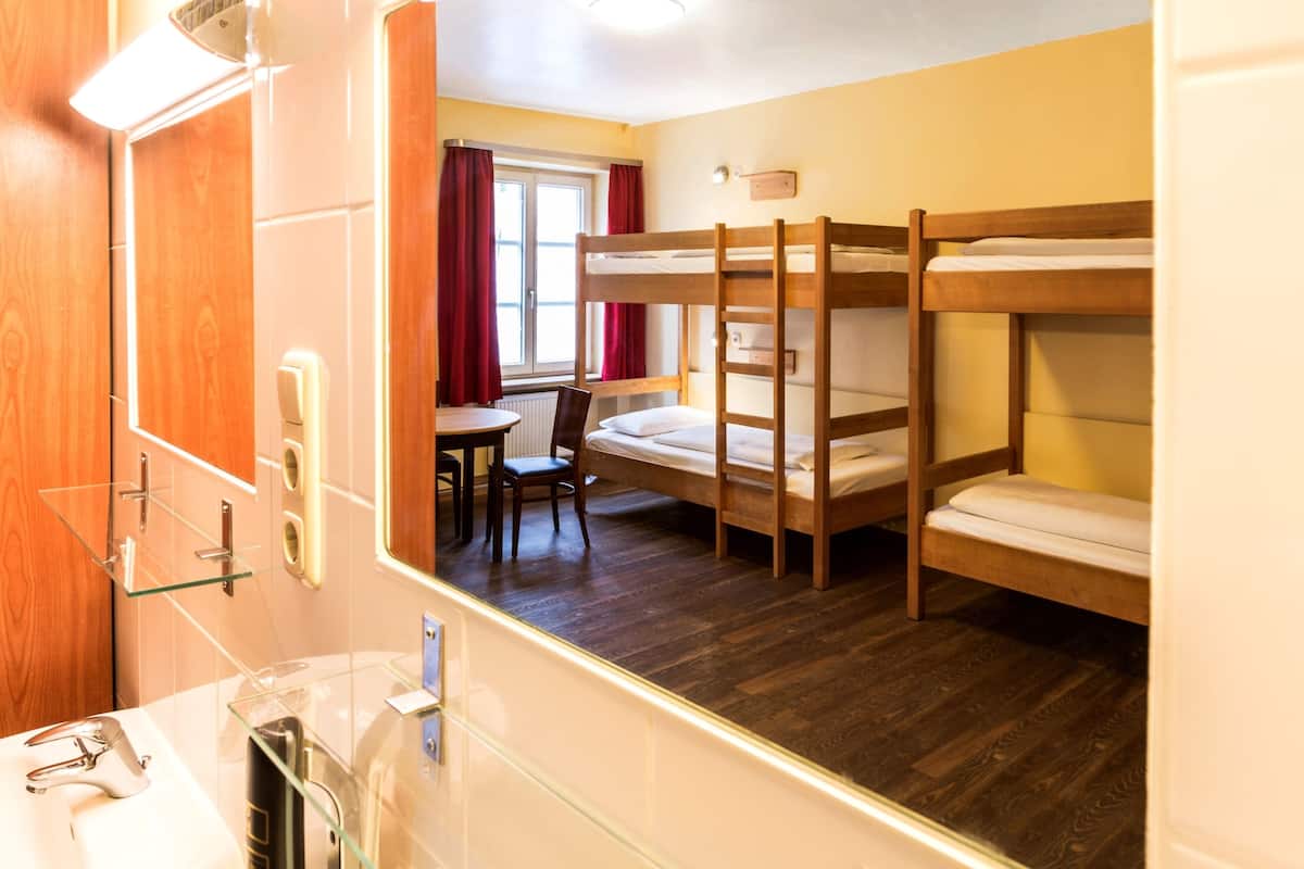 Coffres-forts dans les chambres, fer et planche Ă repasser