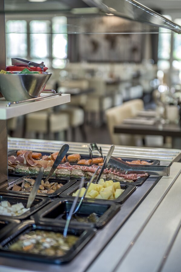 Déjeuner et dîner servis sur place, spécialités Cuisine française