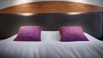 Desk, soundproofing, free WiFi, bed sheets