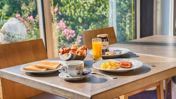 Lunch and dinner served, French cuisine
