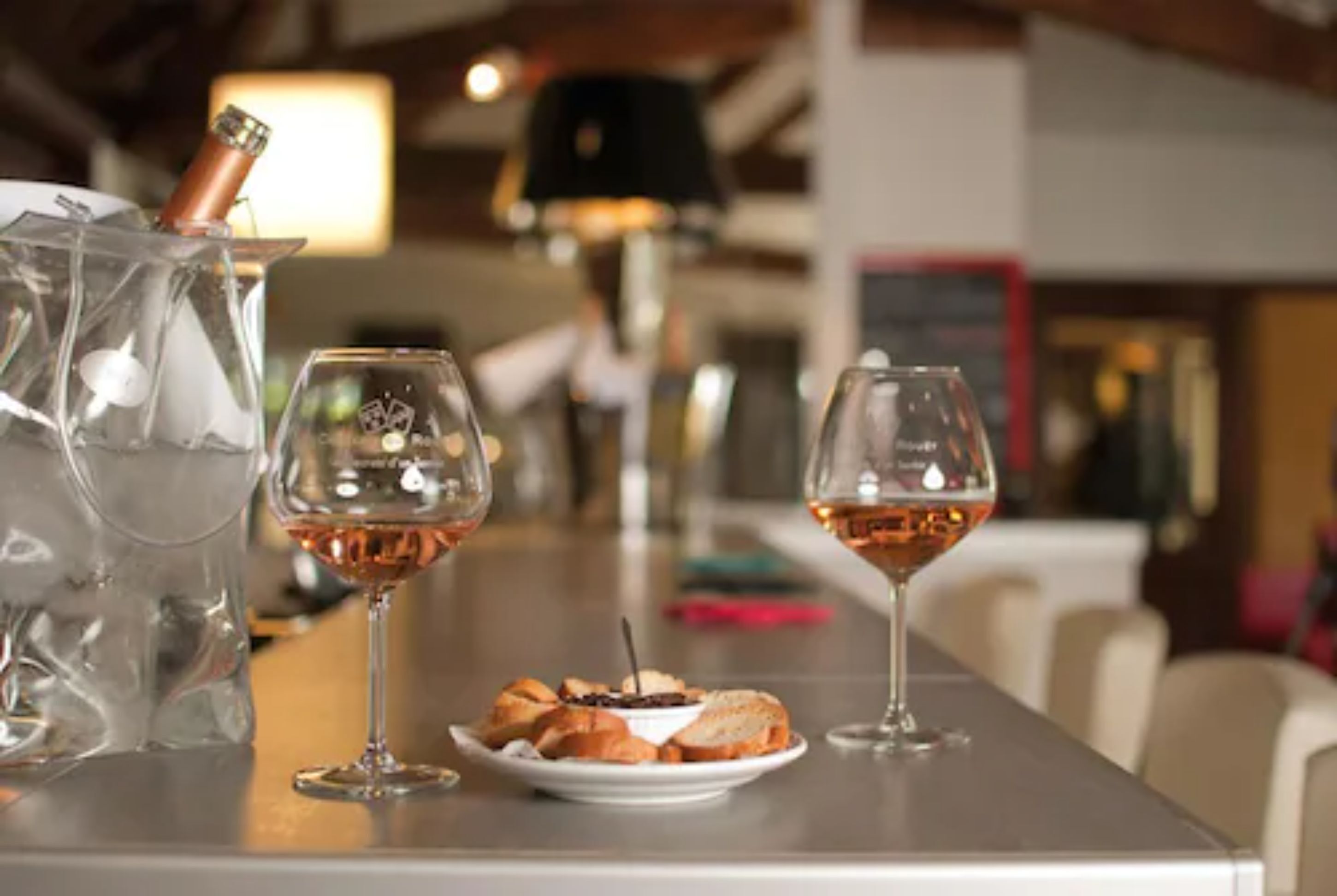 Se sirven almuerzos, cenas y cocina francesa 