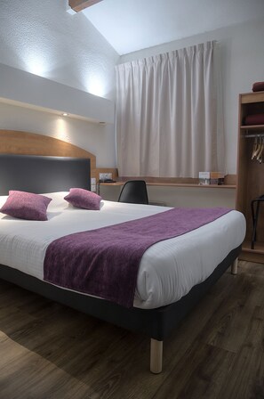 Desk, soundproofing, free WiFi, bed sheets - Logis Hôtel, Le relais de Sassenage (Sassenage)