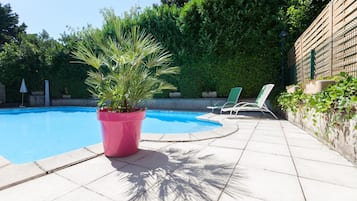 Una piscina al aire libre de temporada