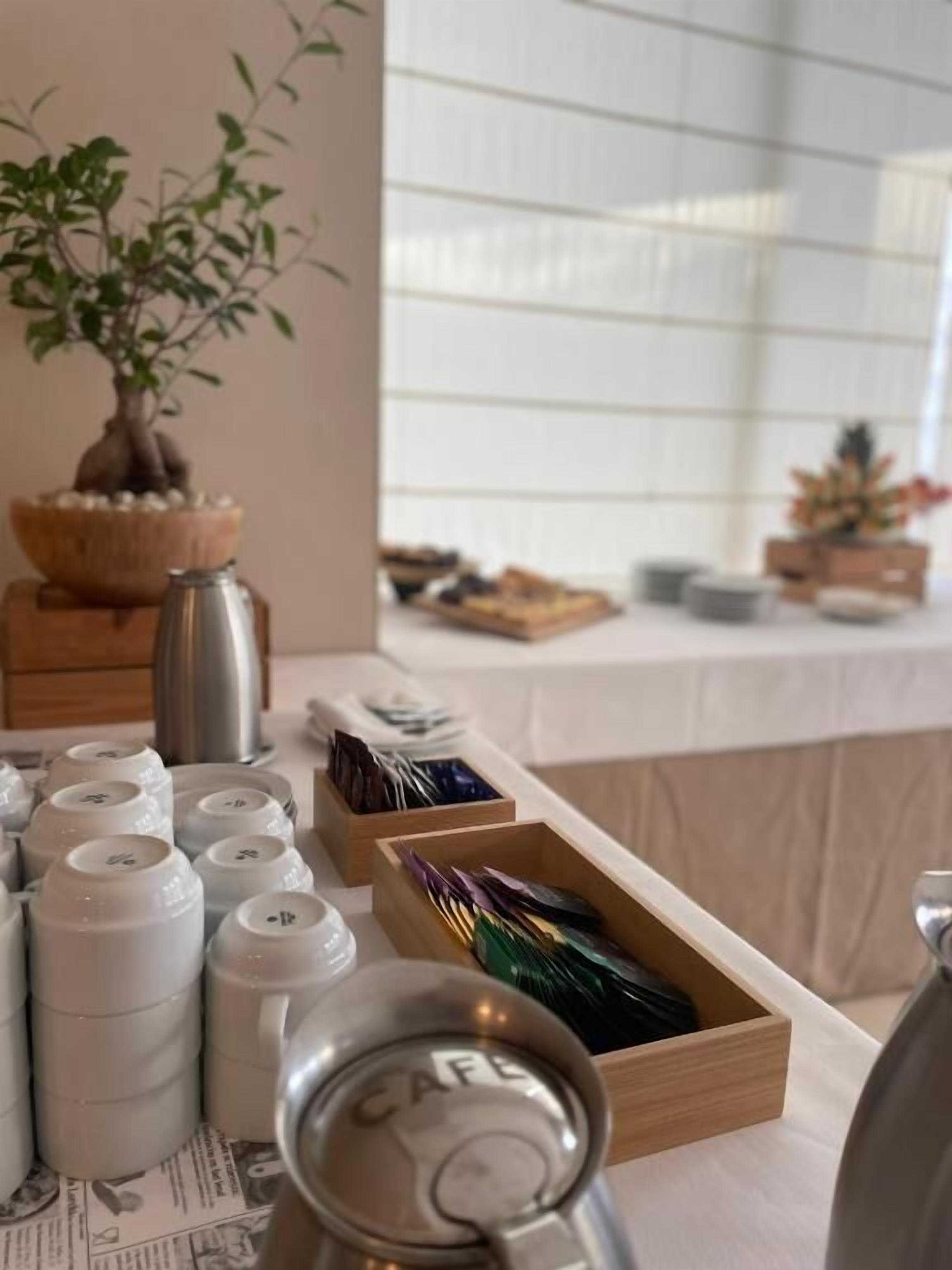 Disposición de buffet con diversos alimentos y utensilios.