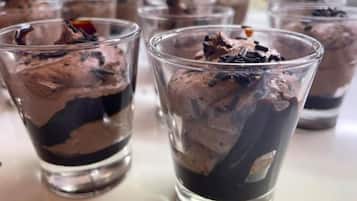 Varias copas de vidrio con un postre de chocolate en capas.