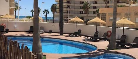 Piscine extérieure, chaises longues