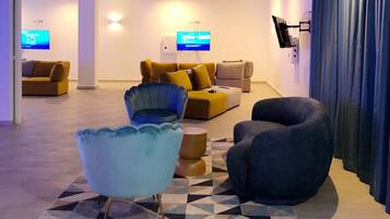 Una televisión, un futbolín