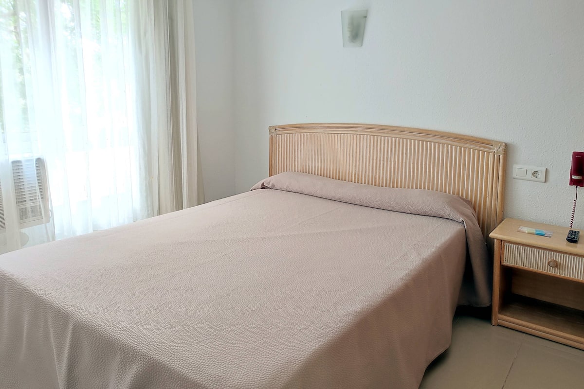 Single Room | Peti besi dalam bilik, meja, Wi-fi percuma, cadar katil