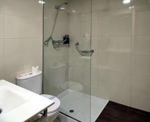 Vierpersoonskamer | Badkamer | Een haardroger, handdoeken