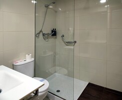 Quarto quádruplo | Banheiro | Secador de cabelo (mediante solicitação), toalhas de banho