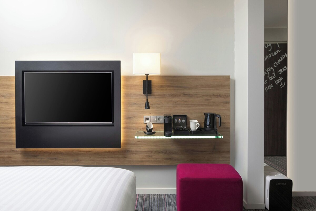 Room, 1 Queen Bed | Hypo-allergenic bedding available, desk, soundproofing