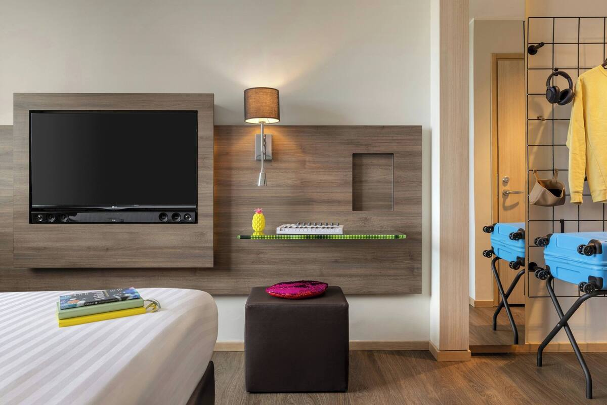 Room, 1 Queen Bed | Hypo-allergenic bedding, desk, soundproofing